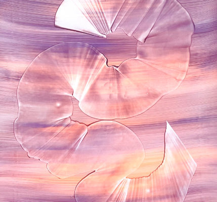 Mein erstes Werk aus der Serie „Aurora“ ist mit Acrylfarben in Violett, Orange und Rosa auf umweltfreundlichem Steinpapier entstanden. Es zeigt einen schwebenden Moment, in dem Farbe und Licht ineinander übergehen und sich Form und Farbe neu entfalten.