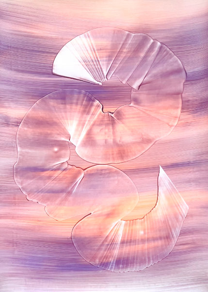 Mein erstes Werk aus der Serie „Aurora“ ist mit Acrylfarben in Violett, Orange und Rosa auf umweltfreundlichem Steinpapier entstanden. Es zeigt einen schwebenden Moment, in dem Farbe und Licht ineinander übergehen und sich Form und Farbe neu entfalten.